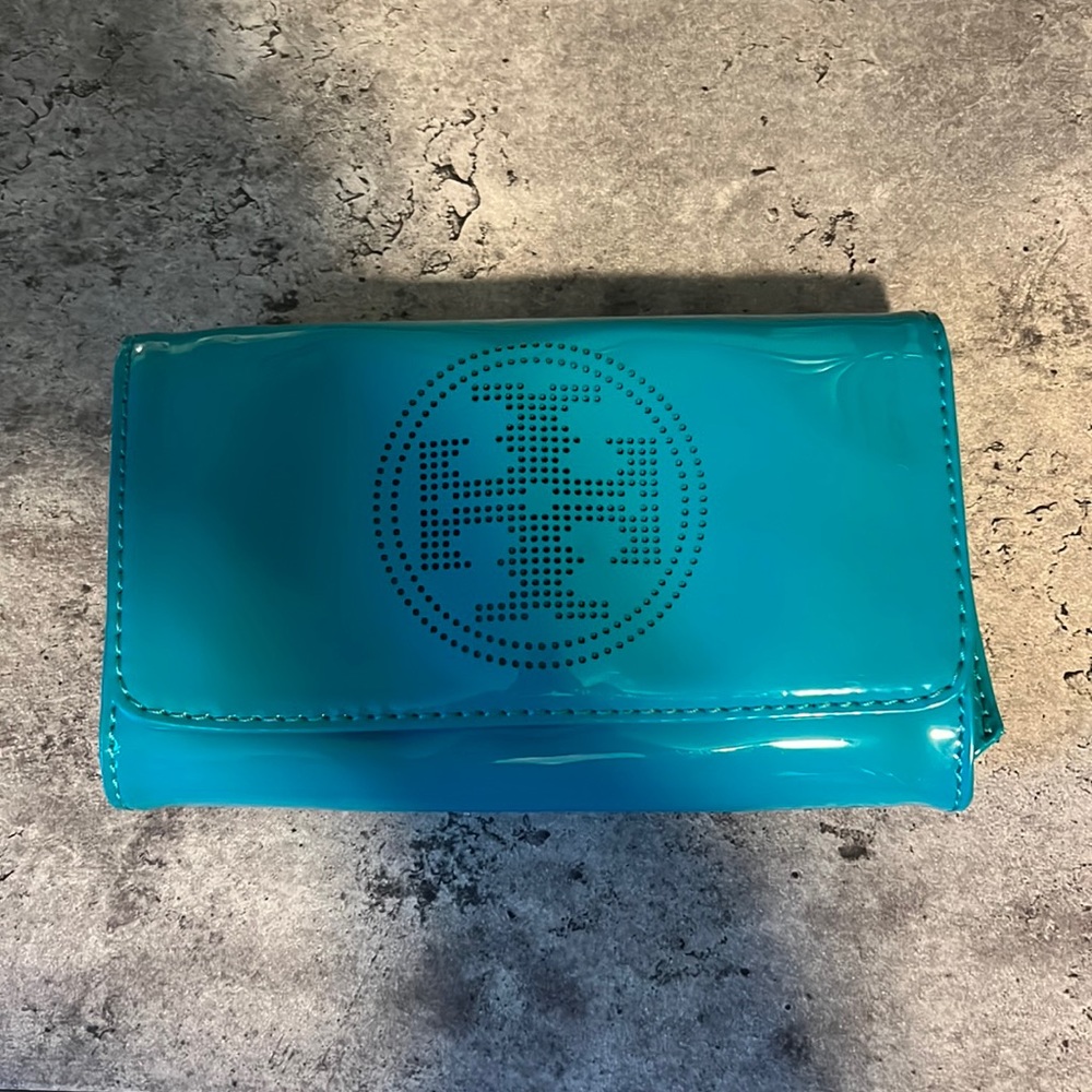 Tory Burch patent leather crossbody/clutch - SO CUTE!